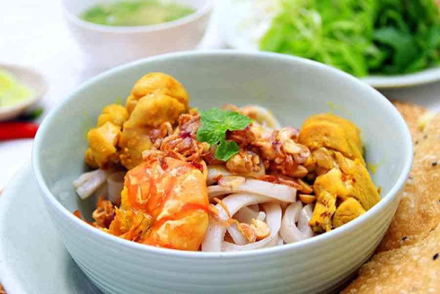 Mì Quảng là món ăn được nhiều du khách lựa chọn khi đến phố đi bộ Hội An